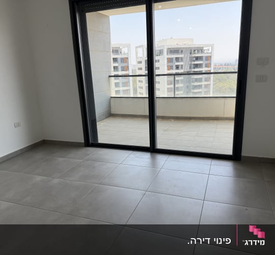 רצפה מרוצפת ליד חלון גדול עם נוף עירוני